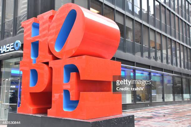 pop-art sculptuur "de hoop" in nyc - art of the vintage selfie stockfoto's en -beelden