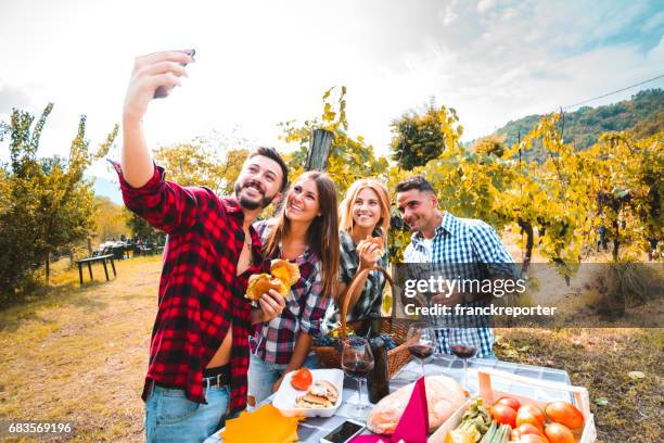 vrienden doen een wijnproeverij in de wijngaard - chianti streek stockfoto's en -beelden