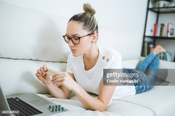 las mujeres y las píldoras que piense en su salud - anticonceptivo fotografías e imágenes de stock