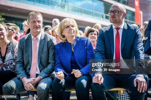 Ralf Jaeger and German Social Democrats lead candidate Hannelore Kraft looks on at the final SPD campaign rally in state elections in North...