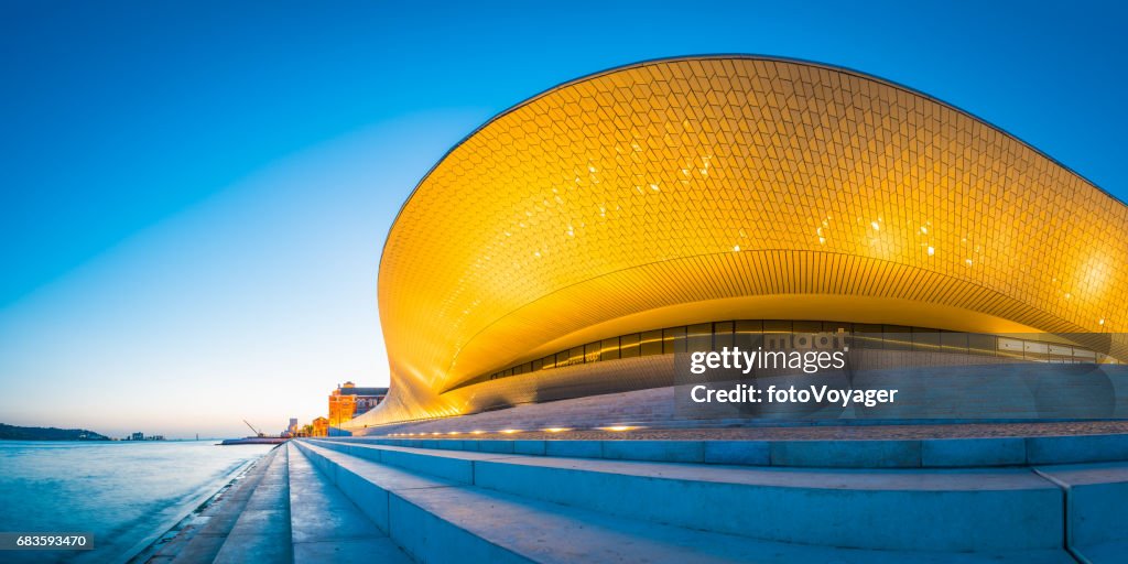 Lissabon de techniek van het platform van de Museum van MAAT verlicht waterkant panorama Portugal