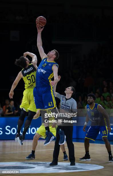 Marei Assem of medi bayreuth and Qvale Brian of Oldenburg battle for the ball during the easyCredit BBL match between medi bayreuth and EWE Baskets...