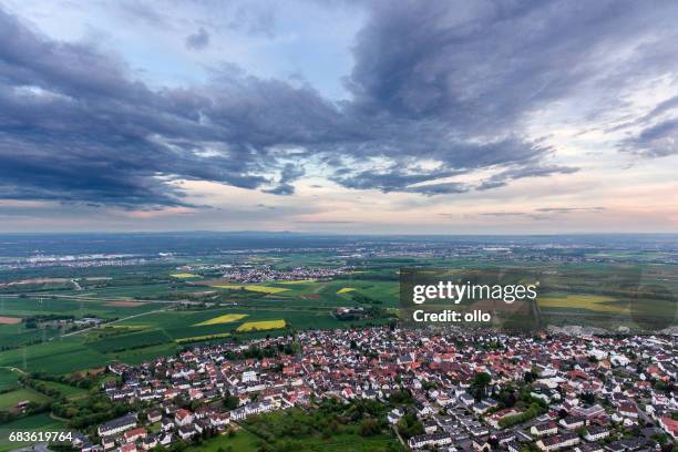 panorama luftbild rhein-main-gebiet - taunusgebirge stock-fotos und bilder
