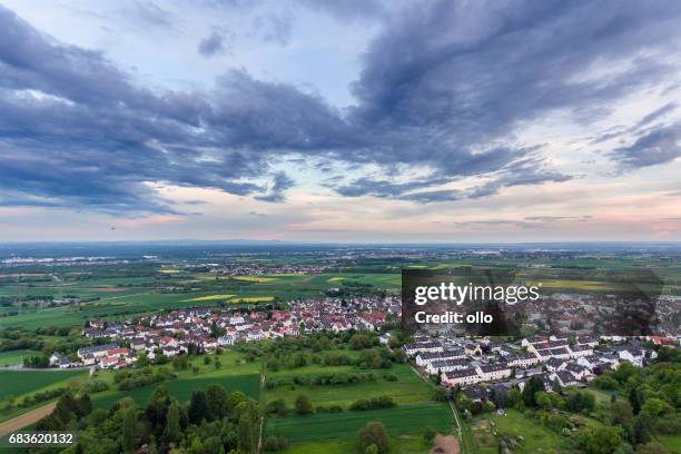 panorama luftbild rhein-main-gebiet - taunusgebirge stock-fotos und bilder
