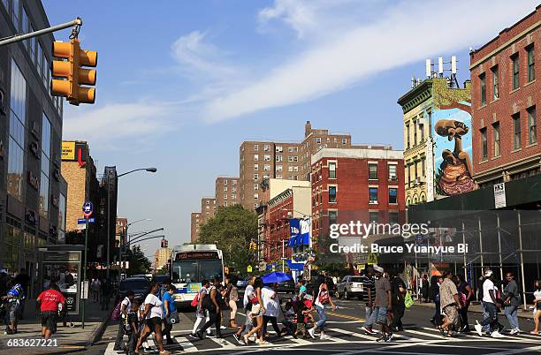 street view of harlem - harlem foto e immagini stock