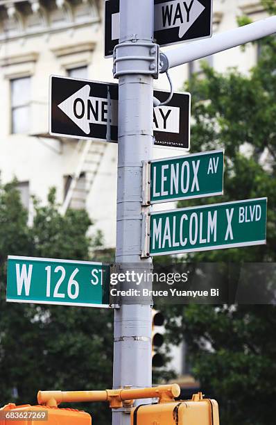 street signs in harlem - street name sign fotografías e imágenes de stock