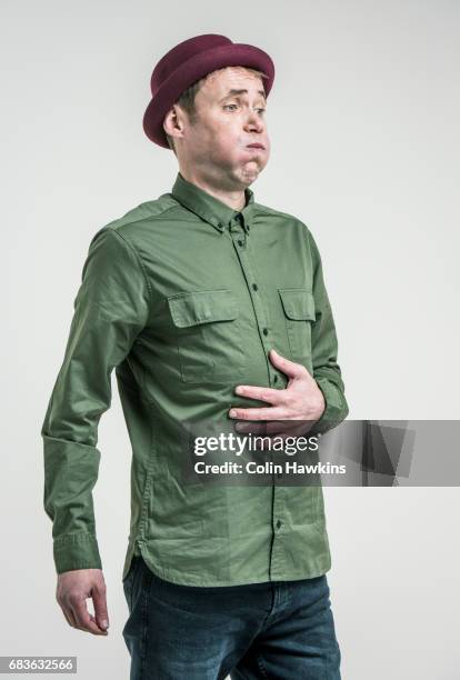 man holding stomach looking unwell - adem inhouden stockfoto's en -beelden