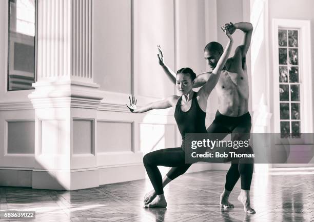 modern dancers - danza moderna foto e immagini stock