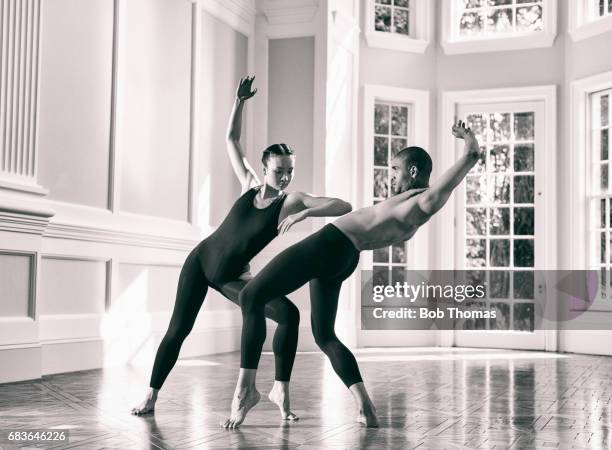 modern dancers - danza moderna foto e immagini stock