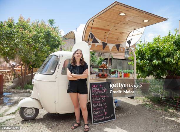 food truck, kleine bedrijfseigenaar - mini bar stockfoto's en -beelden