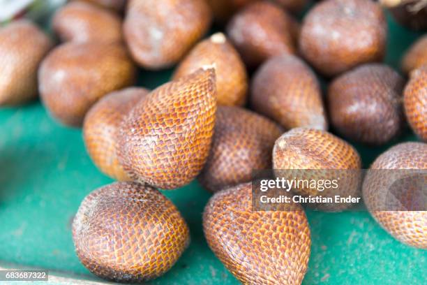 market place at payaman indonesia - snake fruit stock pictures, royalty-free photos & images