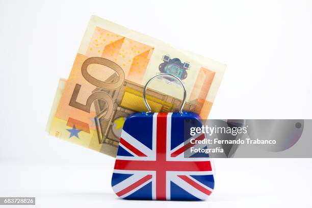 suitcase with the english flag full of money to leave europe for the brexit - billet de 50 euros photos et images de collection