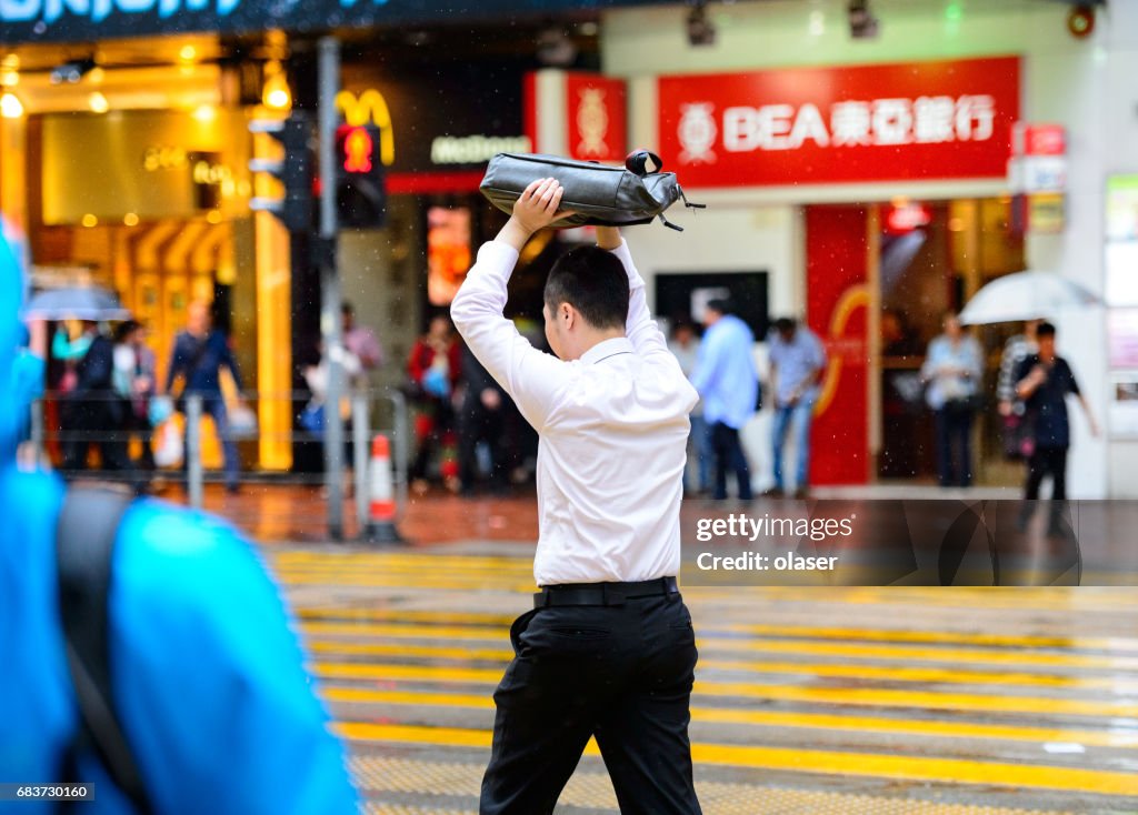 Pessoas na calçada, passadeira. Em aglomerado de Hong Kong.