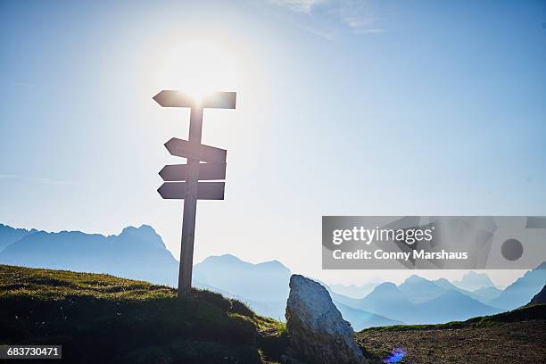 signpost on mountain in sunlight, austria - señal de dirección fotografías e imágenes de stock