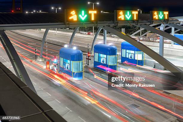 night view of cars passing through toll booth at bridge, high angle - humber bridge stockfoto's en -beelden