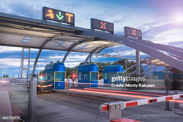 evening view of cars passing through toll booth at bridge - humber bridge stockfoto's en -beelden