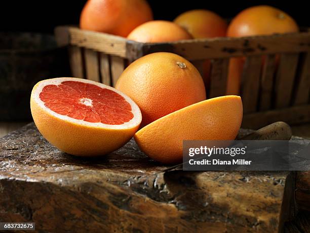 fresh organic fruit, red grapefruit - grapefruit red - fotografias e filmes do acervo