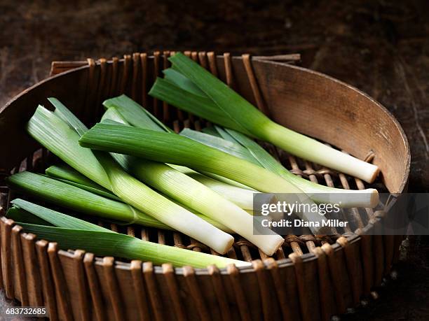 fresh organic vegetables, baby leeks in wooden steamer - lauch stock-fotos und bilder