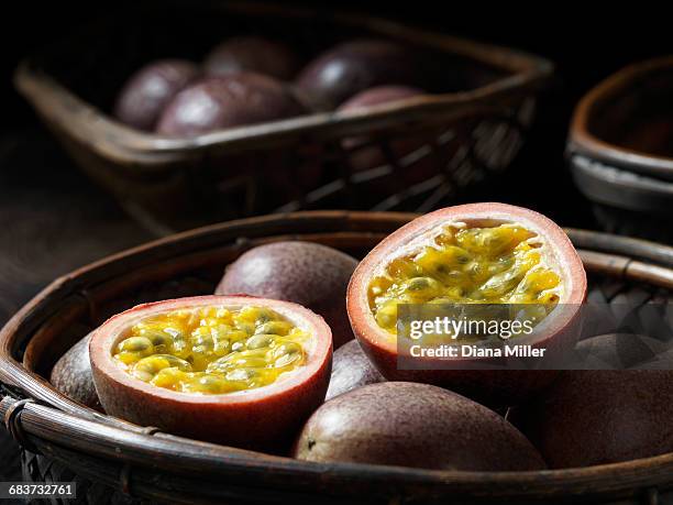 fresh organic fruit, passion fruit - passievrucht stockfoto's en -beelden