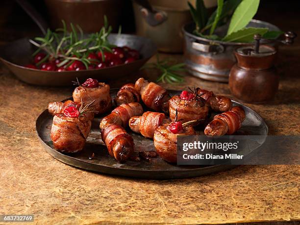 christmas, celebration food, garnish selection, pigs in blankets, cranberries, rosemary - häppchen stock-fotos und bilder