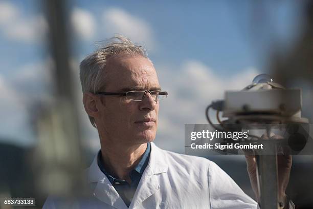 Meteorologists Male 98 Meteorologist Data Stock Photos, High-Res Pictures, and Images ...