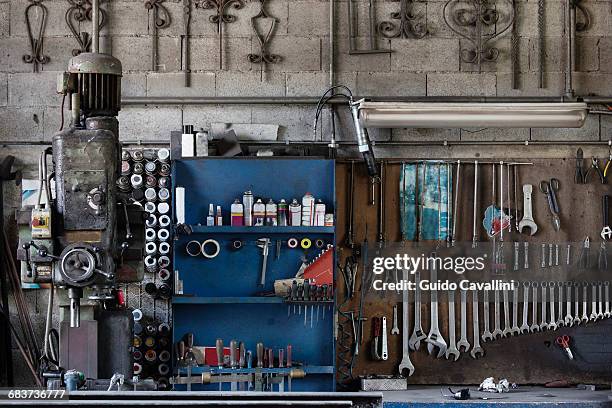 variety of carpentry tools - établi photos et images de collection