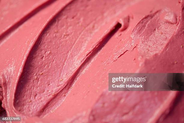 full frame shot of strawberry ice cream - aardbeienijs stockfoto's en -beelden