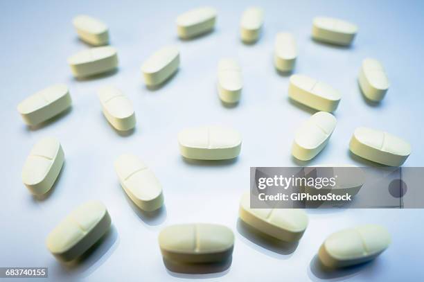 white oval pills - hydrocodone stock-fotos und bilder