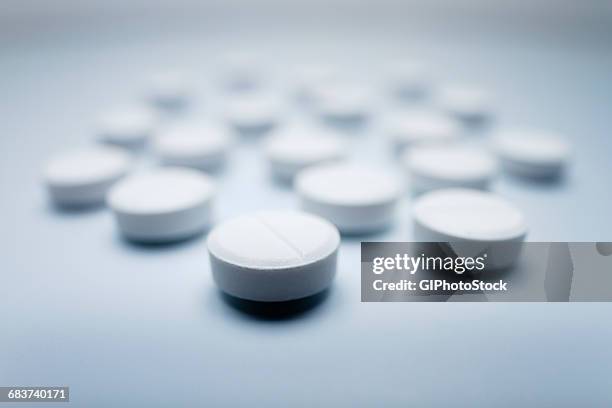 white circular pills - pijnstiller stockfoto's en -beelden