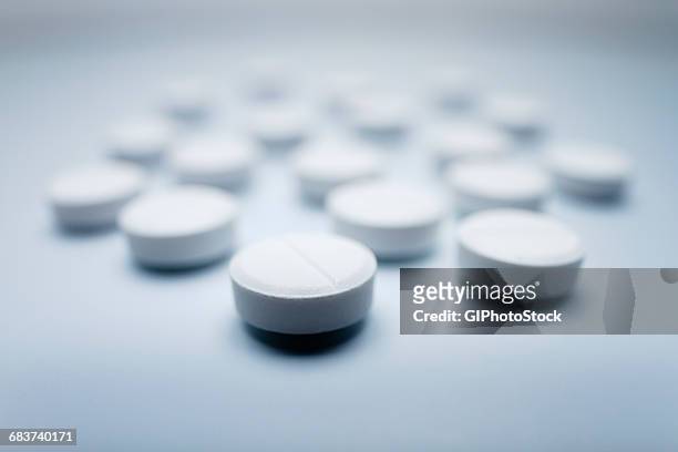 white circular pills - oxycontin stock pictures, royalty-free photos & images