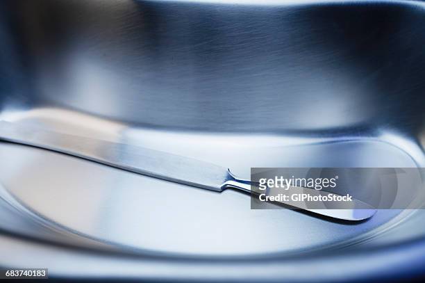 scalpel in stainless steel kidney dish - surgical tray stock pictures, royalty-free photos & images