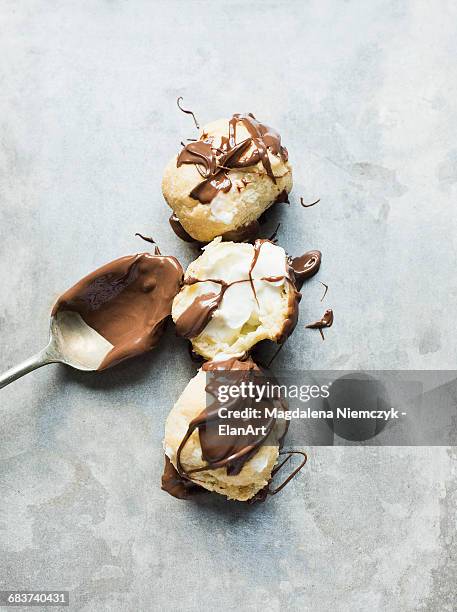 chocolate covered profiteroles - profiterole stock-fotos und bilder