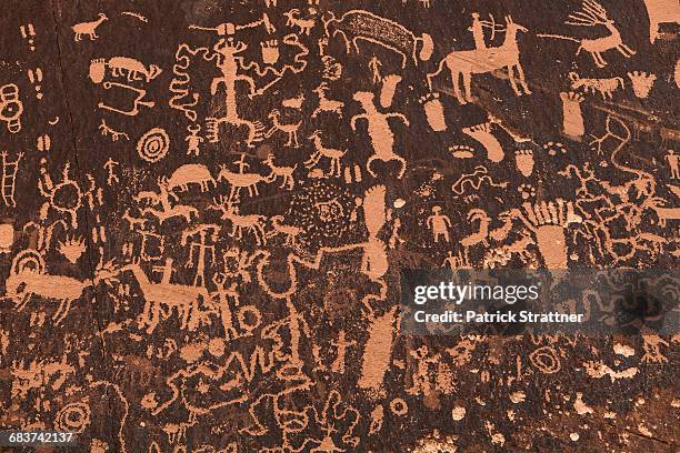 full frame shot of rock paintings, monticello, san juan country, utah, usa - prähistorische kunst stock-fotos und bilder