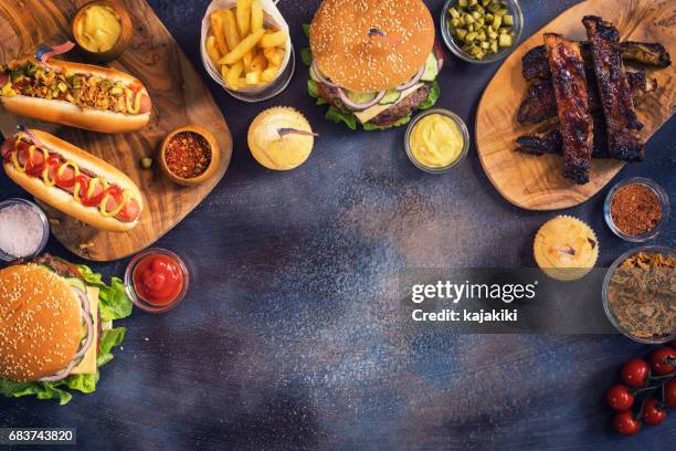 picnic table to celebrate 4th of july - grilled burgers stock pictures, royalty-free photos & images