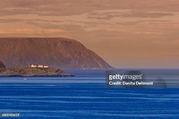 sea coast at sunset, knivskjellodden, north cape, honningsvag, norway - isola di mageroya foto e immagini stock