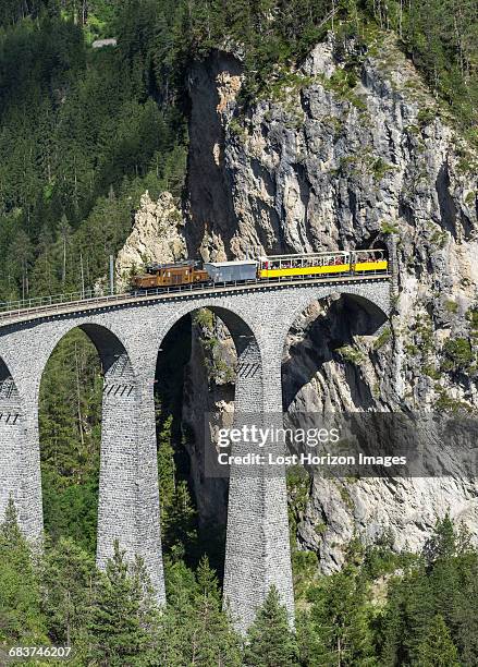 train on the landwasser viaduct, filisur, splugen, canton graubunden, switzerland - landwasser viaduct photos et images de collection
