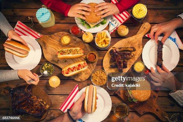 jonge familie vieren van de 4th of july - picnic table stockfoto's en -beelden