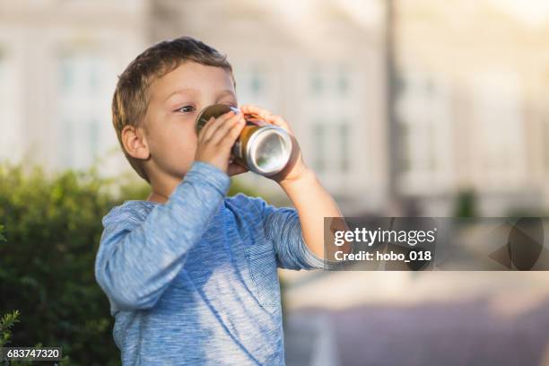 kleine baby jongen drankje jucie - frisdrank stockfoto's en -beelden