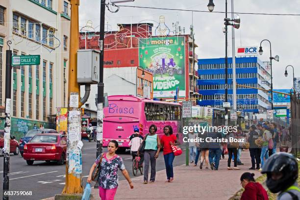 caminando en el centro de la ciudad de san josé - san josé de costa rica fotografías e imágenes de stock