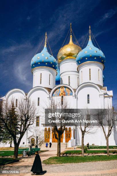 assumption cathedral, trinity monastery (lavra) in sergiev posad, russia - zwiebelturm stock-fotos und bilder