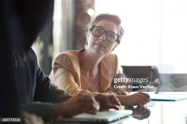 business woman listening, when co-worker presenting project - foco difuso fotografías e imágenes de stock