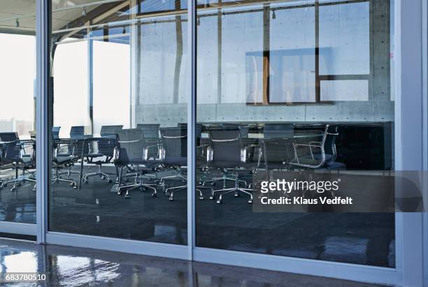 row of empty chairs in board room - glaswand stock-fotos und bilder