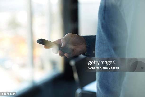 close-up of businessman using smartphone - geschäftsmann im büro mobiltelefon stock-fotos und bilder