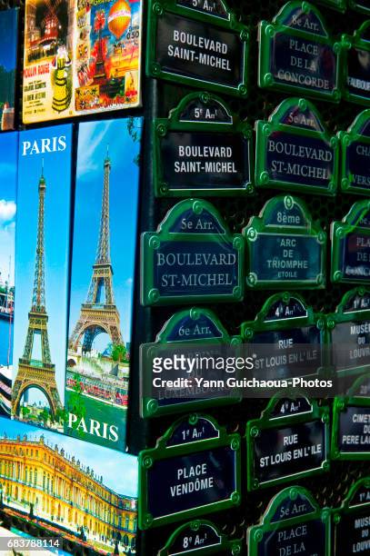 souvenirs, paris, france - frankreich souvenir reise stock-fotos und bilder
