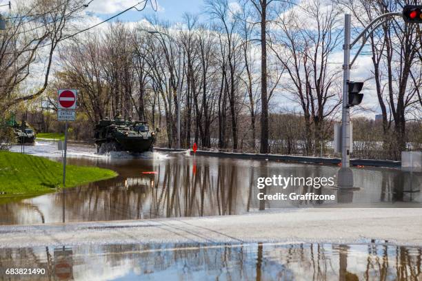 inondations de gatineau - canadian military uniform photos et images de collection