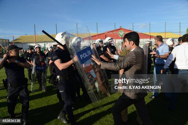 Turkish anti-riot police officers clash with Amedspor fans on May 16, 2017 during the Turkish Super Lig white group semi-final second leg football...