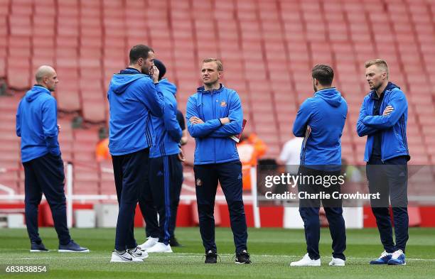 Lee Cattermole of Sunderland and his Sunderland team mates take a look at the pitch prior to the Premier League match between Arsenal and Sunderland...