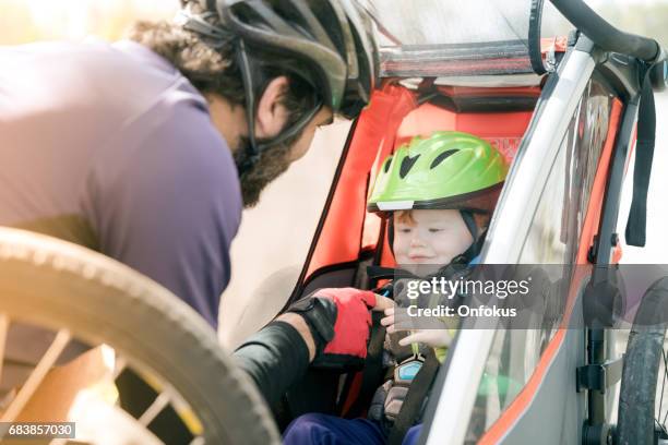 tausendjährige eltern vater biken mit kleinkind - trailer stock-fotos und bilder