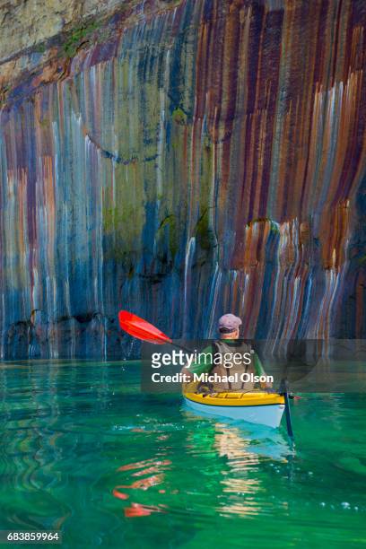 色の崖の垂直ピクチャードロックス カヤッカー - pictured rocks national lakeshore ストックフォトと画像