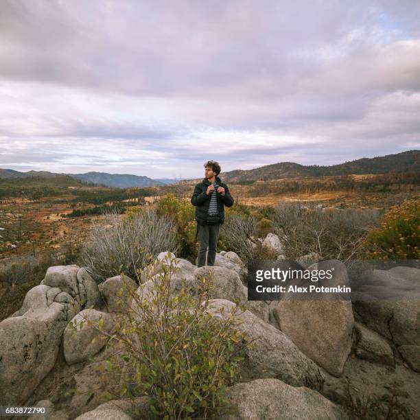 giovane, turista 27enne, osserva il parco nazionale di yosemite con il binocolo - 25 29 years foto e immagini stock